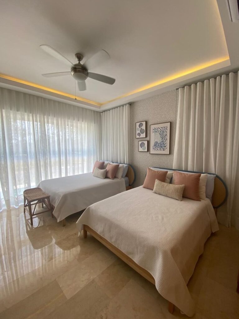 Habitación amueblada con iluminación natural en Riviera Golf