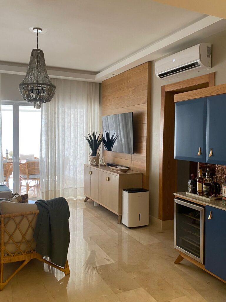 Sala y comedor amueblados del apartamento en Riviera Golf
