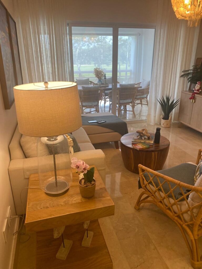Sala amueblada con acceso al balcón del apartamento en Riviera Golf