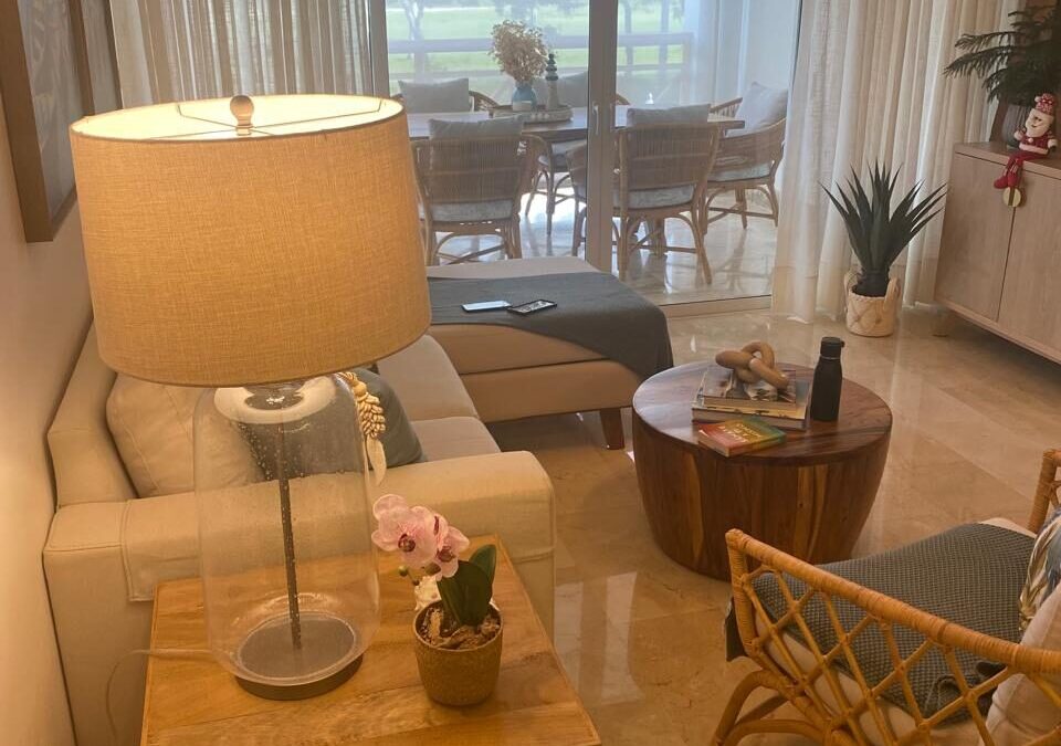 Sala amueblada con acceso al balcón del apartamento en Riviera Golf
