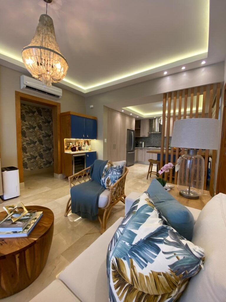 Sala y comedor integrados en el apartamento de Riviera Golf